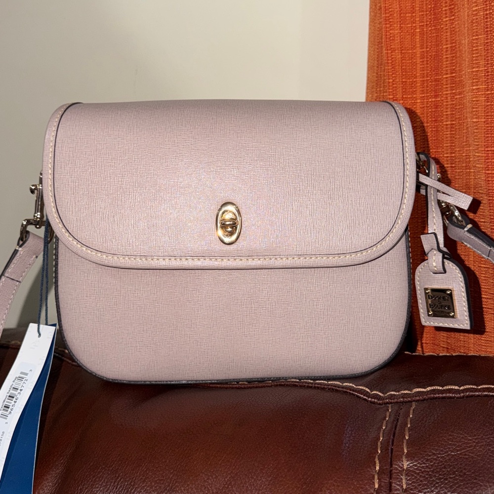 🔥🔥🔥NEW Dooney & Bourke East West Leather Flap Turnlock Saddle Crossbody Bag